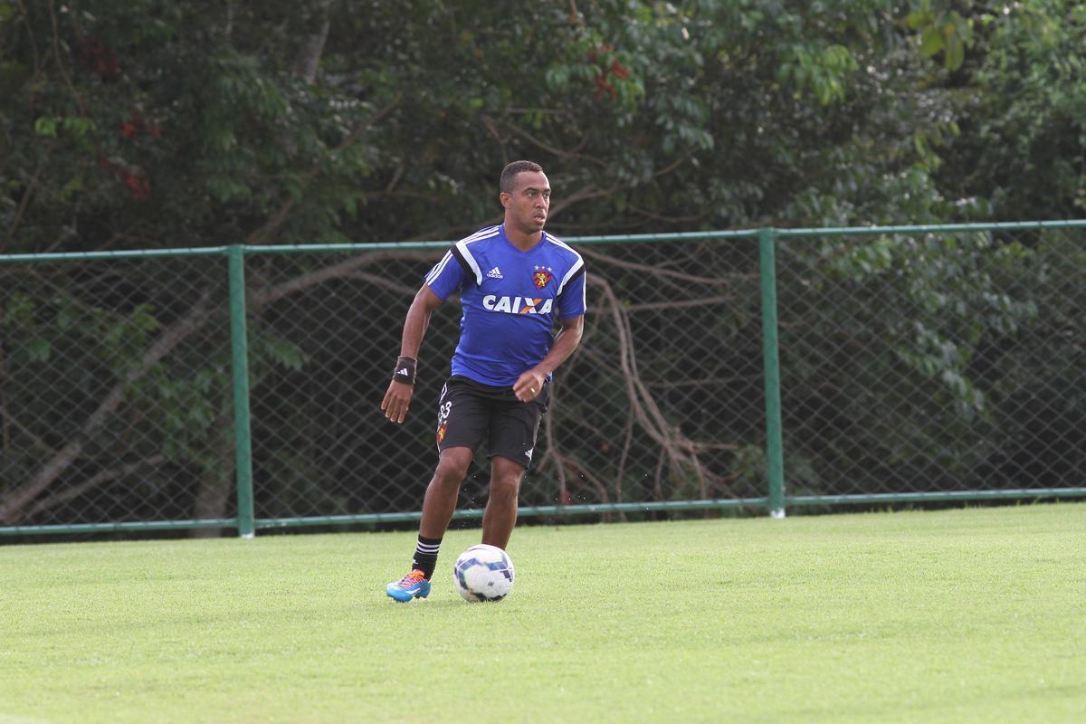 Eduardo Baptista comandou o ltimo treino no Centro de Treinamento Jos de Andrade Mdicis antes do desafio pela Copa do Brasil