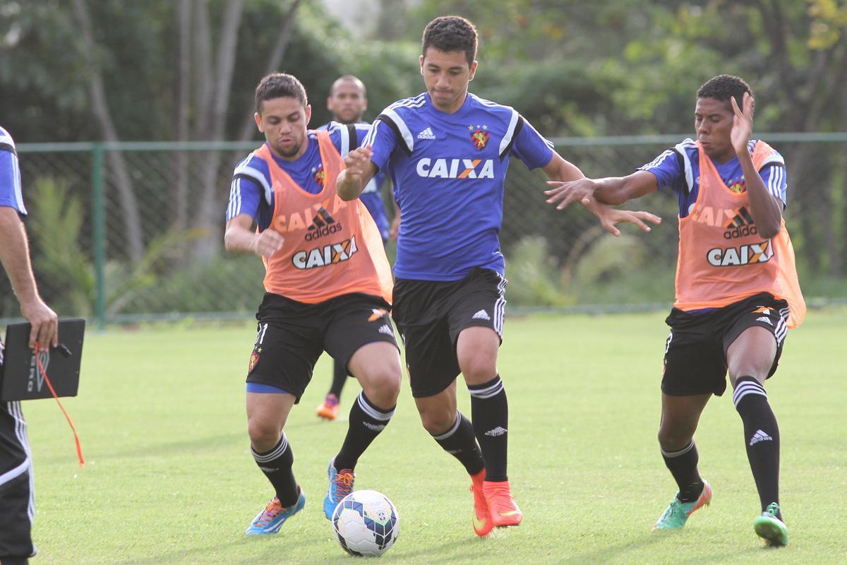 Eduardo Baptista comandou o ltimo treino no Centro de Treinamento Jos de Andrade Mdicis antes do desafio pela Copa do Brasil