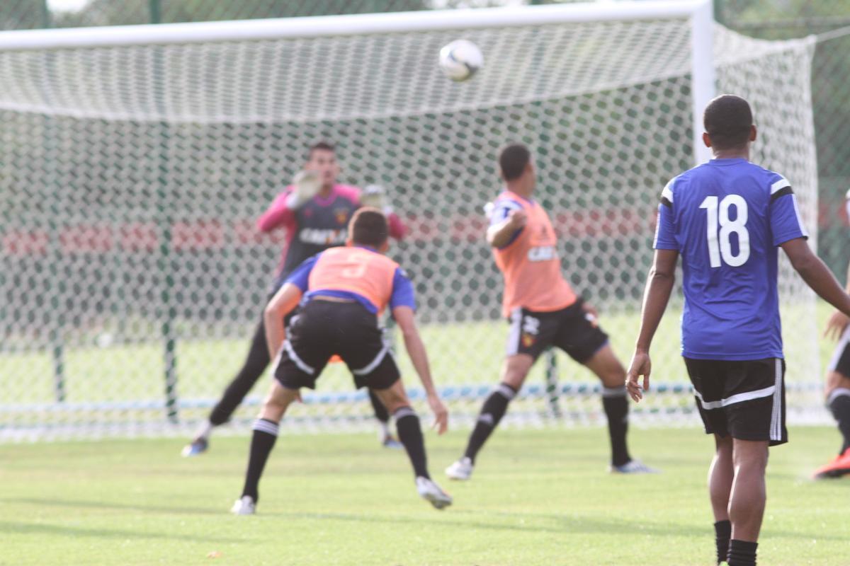 Eduardo Baptista comandou o ltimo treino no Centro de Treinamento Jos de Andrade Mdicis antes do desafio pela Copa do Brasil