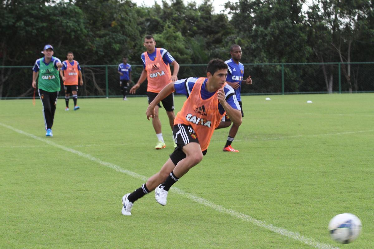 Eduardo Baptista comandou o ltimo treino no Centro de Treinamento Jos de Andrade Mdicis antes do desafio pela Copa do Brasil