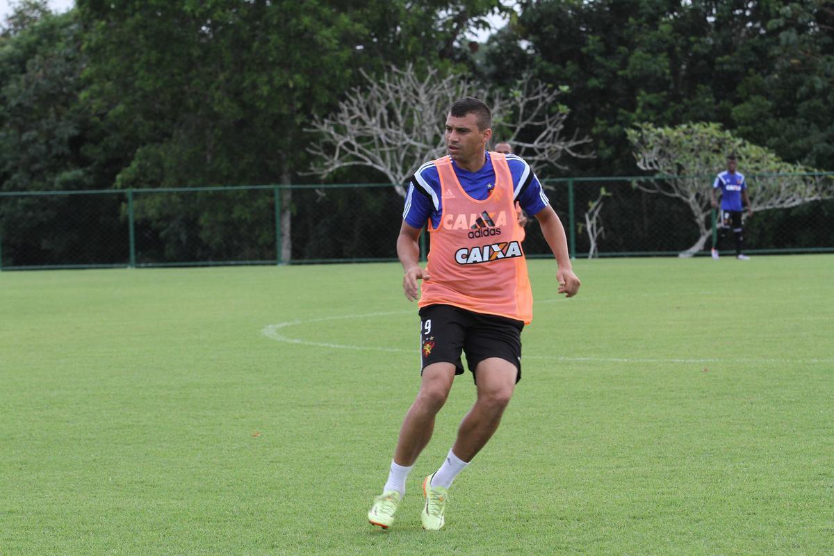 Eduardo Baptista comandou o ltimo treino no Centro de Treinamento Jos de Andrade Mdicis antes do desafio pela Copa do Brasil