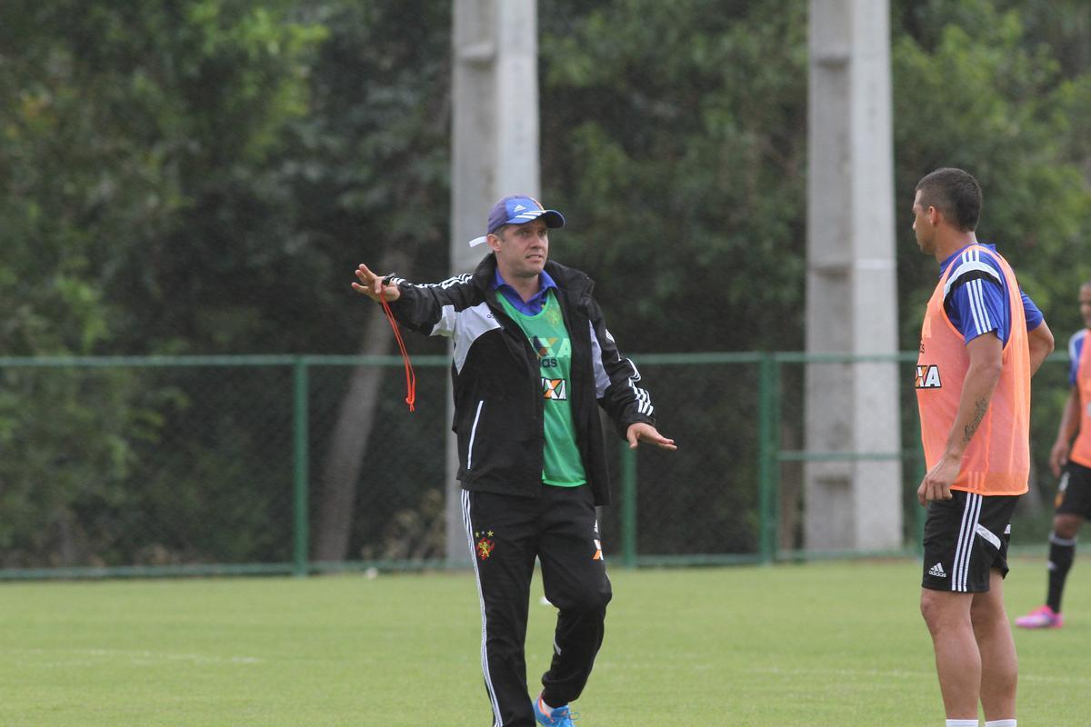 Eduardo Baptista comandou o ltimo treino no Centro de Treinamento Jos de Andrade Mdicis antes do desafio pela Copa do Brasil