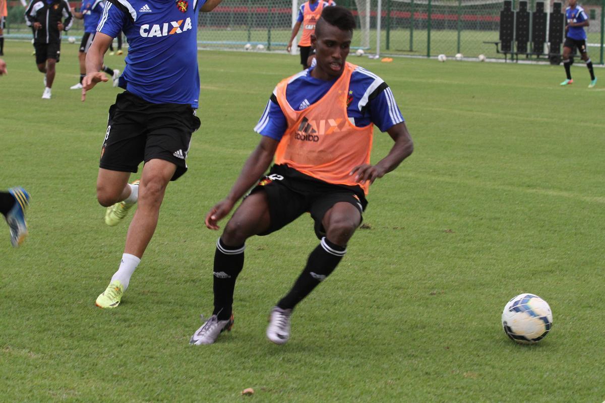Eduardo Baptista comandou o ltimo treino no Centro de Treinamento Jos de Andrade Mdicis antes do desafio pela Copa do Brasil