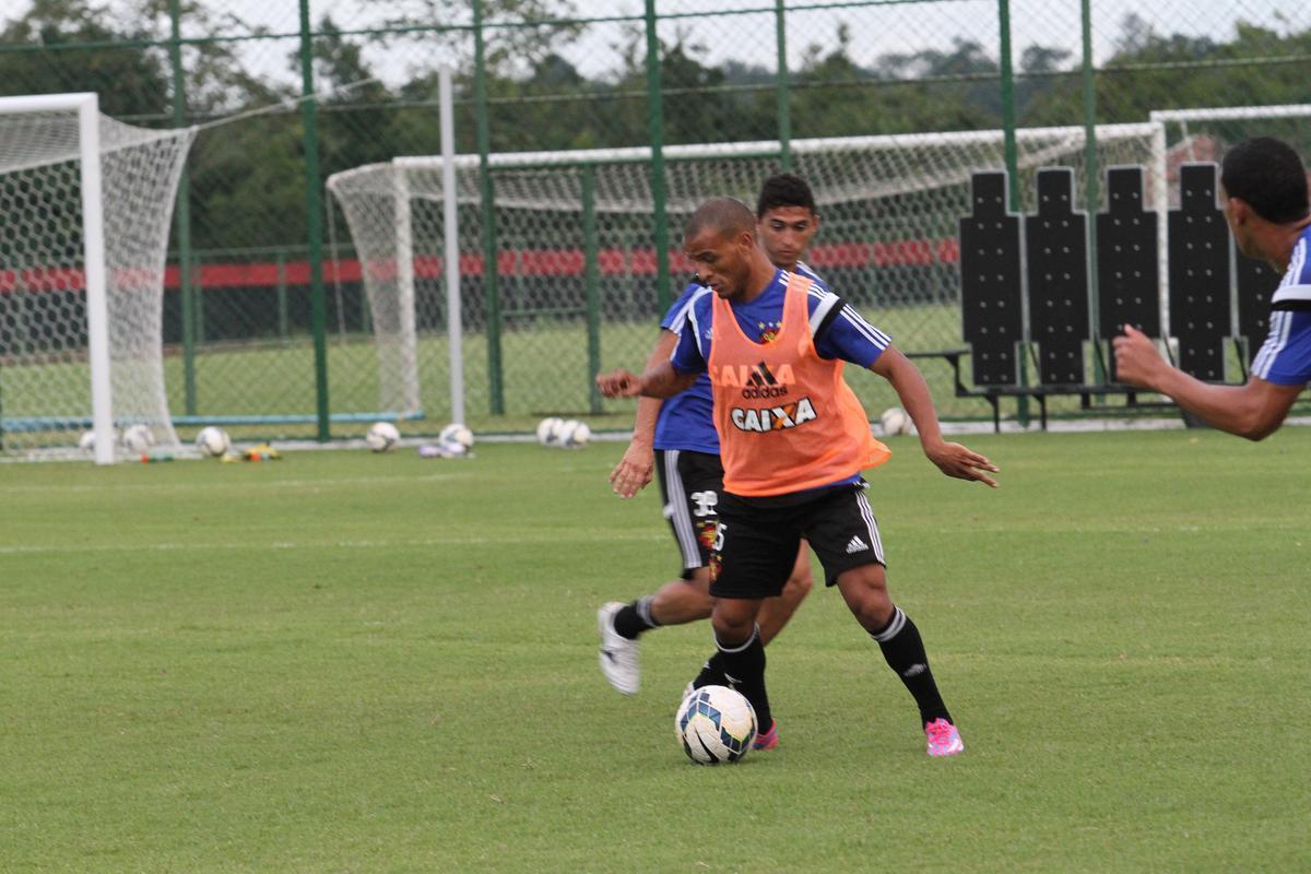 Eduardo Baptista comandou o ltimo treino no Centro de Treinamento Jos de Andrade Mdicis antes do desafio pela Copa do Brasil