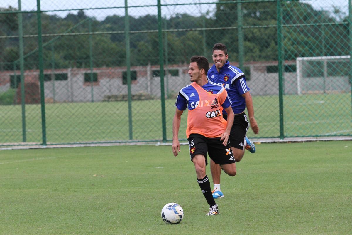 Eduardo Baptista comandou o ltimo treino no Centro de Treinamento Jos de Andrade Mdicis antes do desafio pela Copa do Brasil