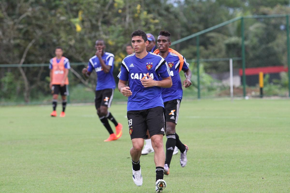 Eduardo Baptista comandou o ltimo treino no Centro de Treinamento Jos de Andrade Mdicis antes do desafio pela Copa do Brasil
