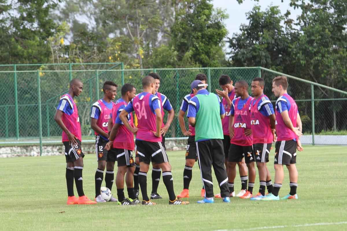 Rgis e Augusto deram voltas no campo enquanto o elenco rubro-negro iniciava preparao para enfrentar o Atltico-MG