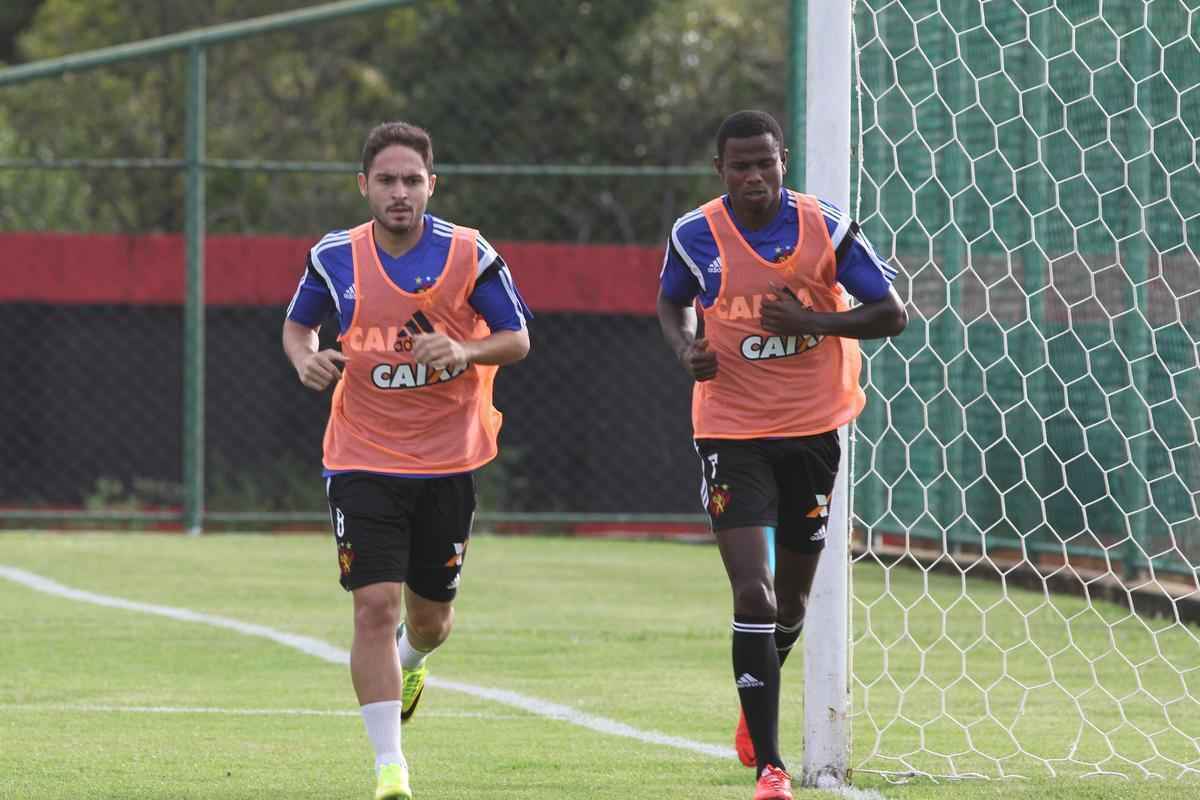 Rgis e Augusto deram voltas no campo enquanto o elenco rubro-negro iniciava preparao para enfrentar o Atltico-MG