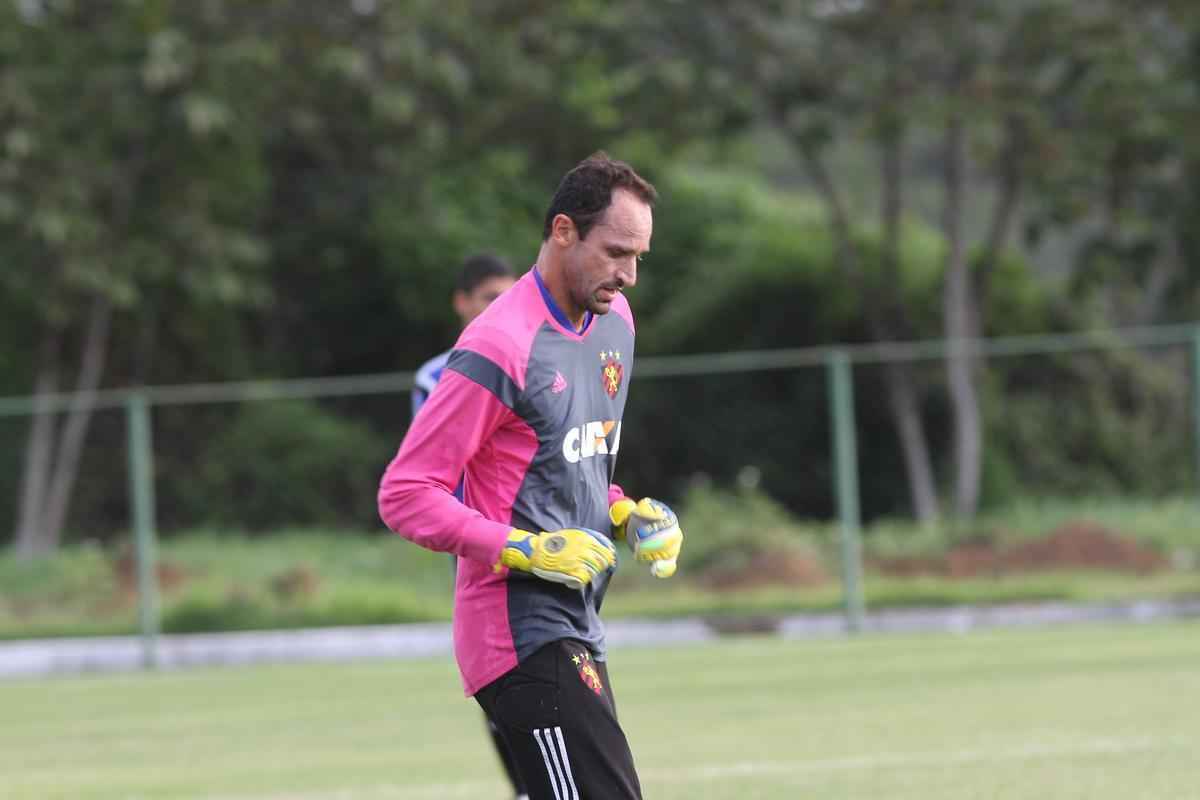 Rgis e Augusto deram voltas no campo enquanto o elenco rubro-negro iniciava preparao para enfrentar o Atltico-MG