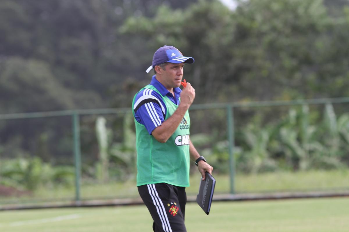 Rgis e Augusto deram voltas no campo enquanto o elenco rubro-negro iniciava preparao para enfrentar o Atltico-MG