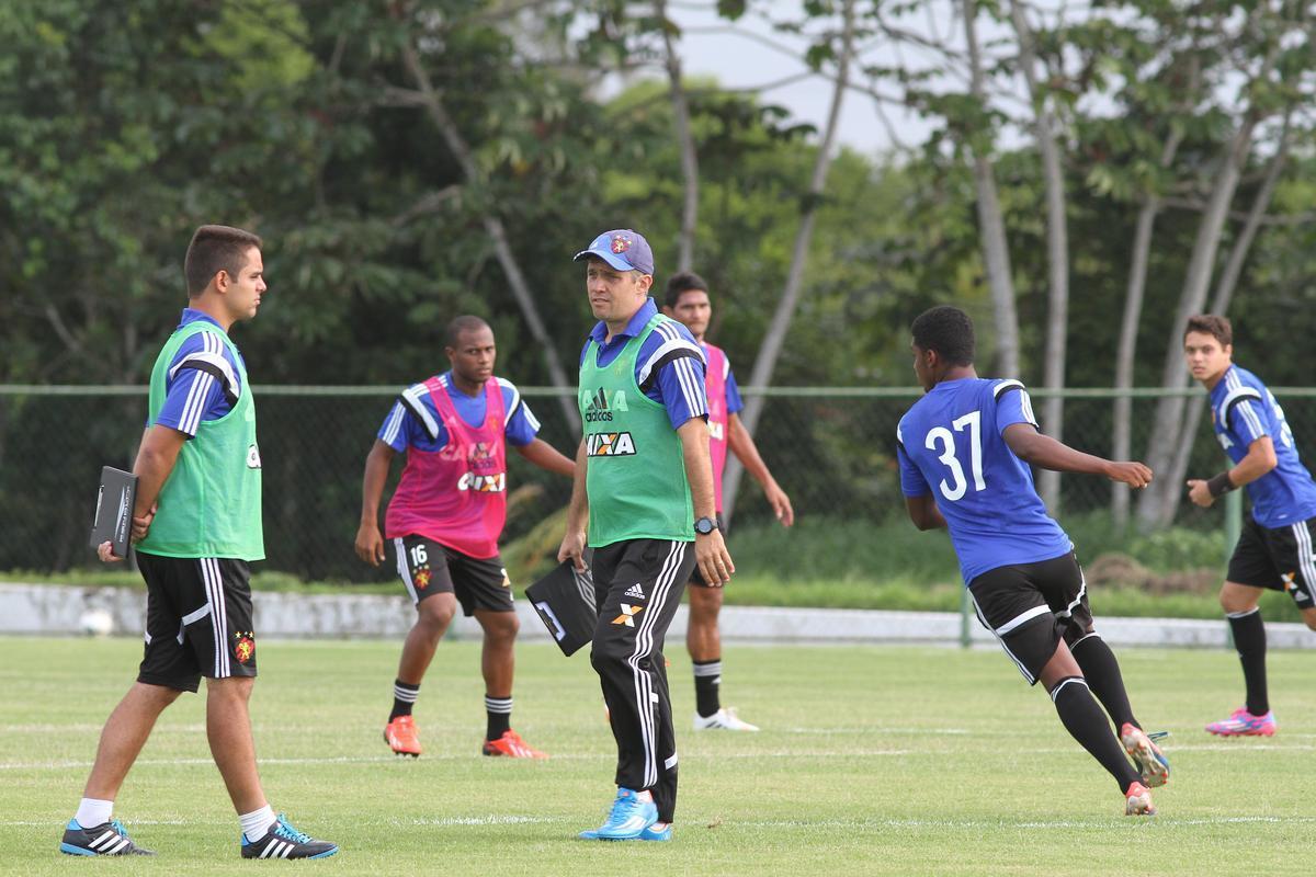 Rgis e Augusto deram voltas no campo enquanto o elenco rubro-negro iniciava preparao para enfrentar o Atltico-MG
