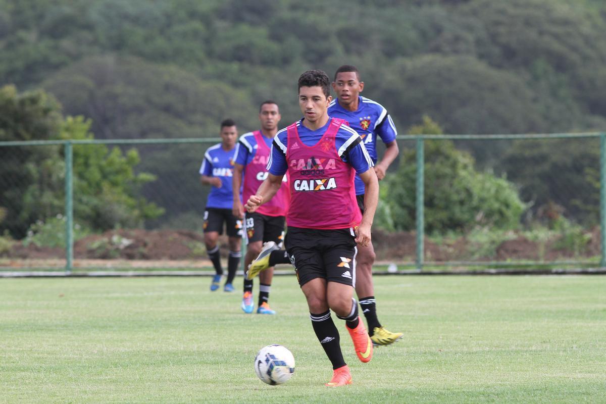 Rgis e Augusto deram voltas no campo enquanto o elenco rubro-negro iniciava preparao para enfrentar o Atltico-MG