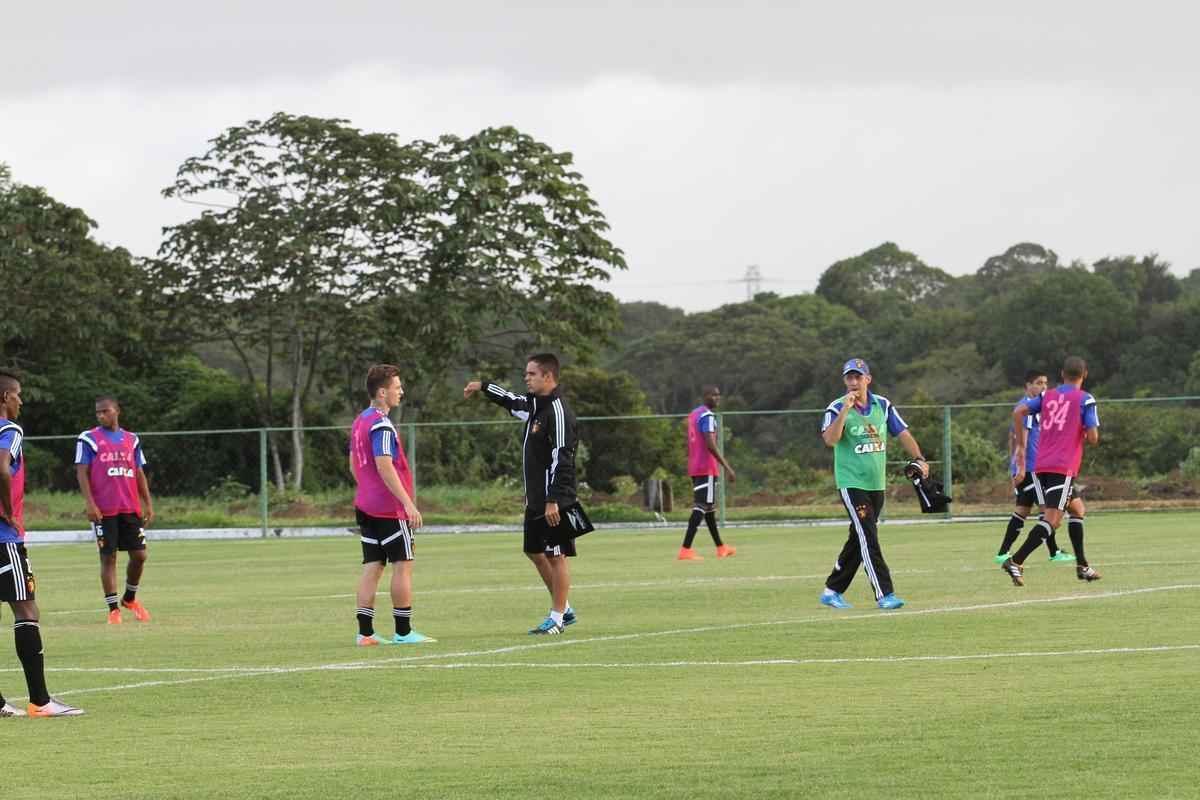 Rgis e Augusto deram voltas no campo enquanto o elenco rubro-negro iniciava preparao para enfrentar o Atltico-MG