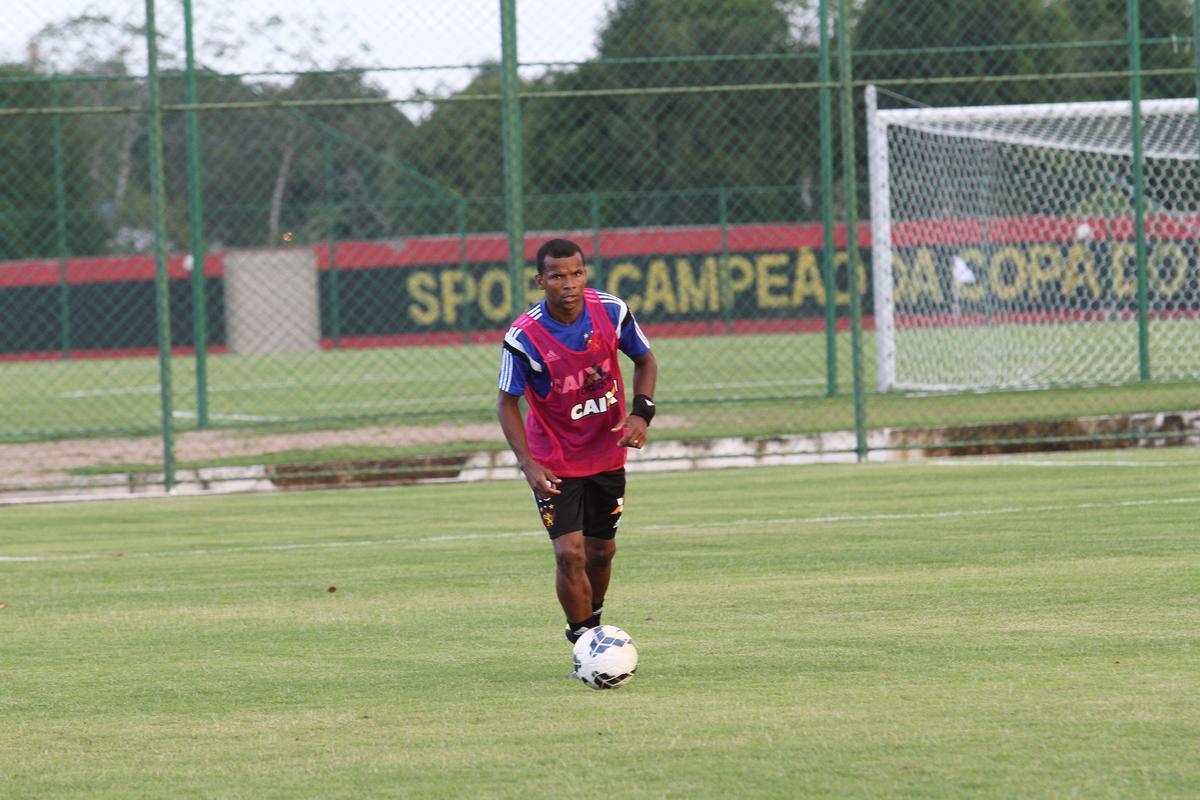 Rgis e Augusto deram voltas no campo enquanto o elenco rubro-negro iniciava preparao para enfrentar o Atltico-MG