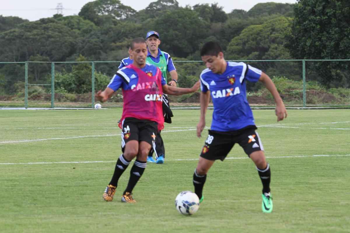 Rgis e Augusto deram voltas no campo enquanto o elenco rubro-negro iniciava preparao para enfrentar o Atltico-MG