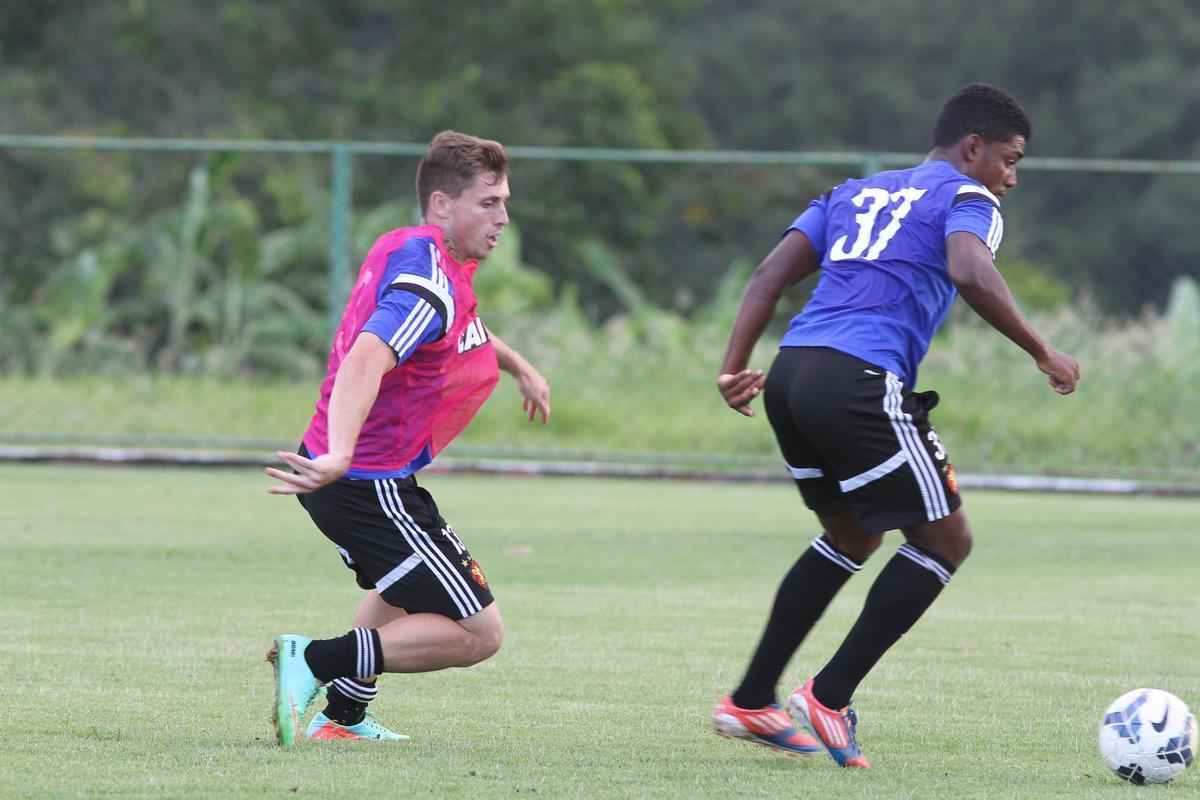 Rgis e Augusto deram voltas no campo enquanto o elenco rubro-negro iniciava preparao para enfrentar o Atltico-MG