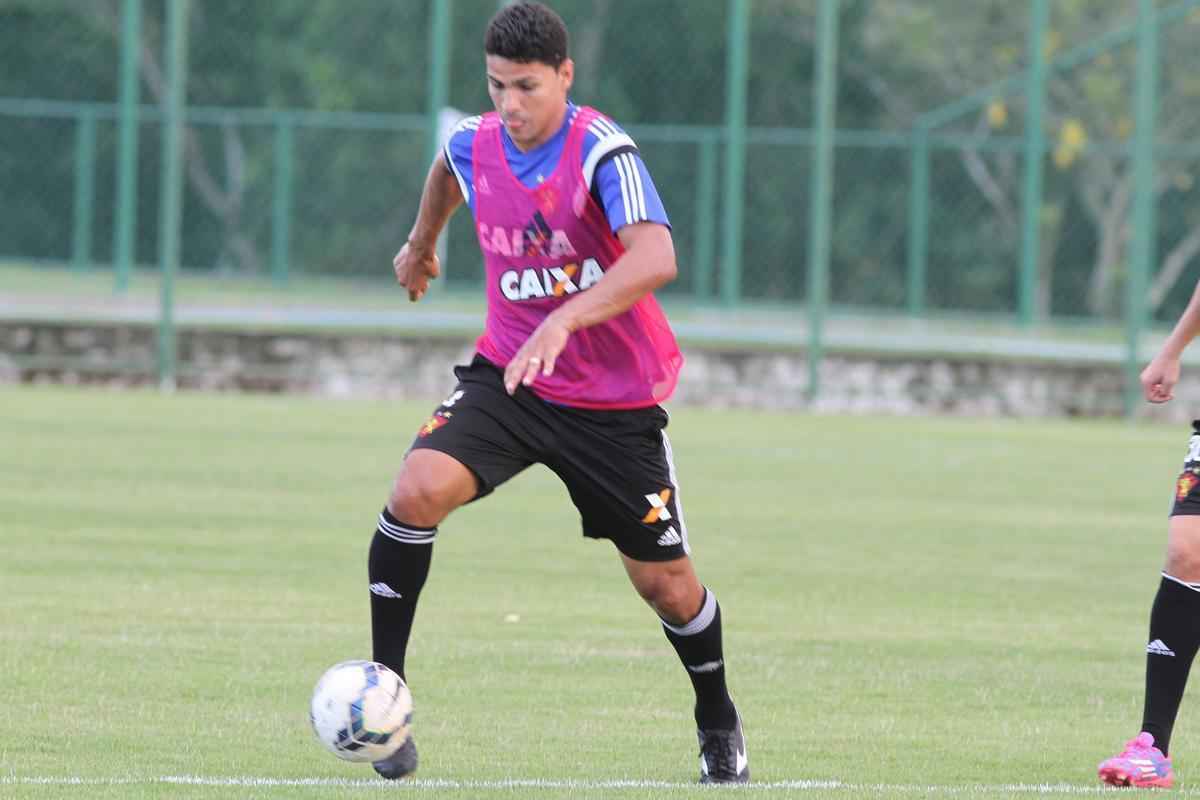 Rgis e Augusto deram voltas no campo enquanto o elenco rubro-negro iniciava preparao para enfrentar o Atltico-MG
