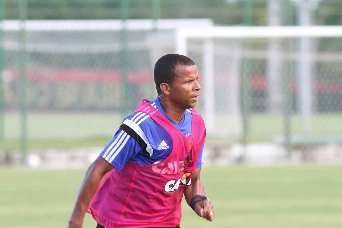 Rgis e Augusto deram voltas no campo enquanto o elenco rubro-negro iniciava preparao para enfrentar o Atltico-MG