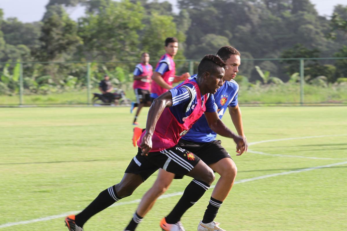 Rgis e Augusto deram voltas no campo enquanto o elenco rubro-negro iniciava preparao para enfrentar o Atltico-MG