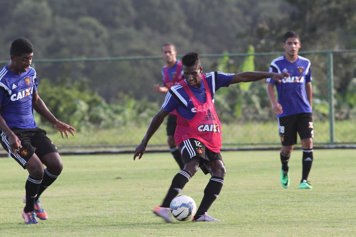 Rgis e Augusto deram voltas no campo enquanto o elenco rubro-negro iniciava preparao para enfrentar o Atltico-MG