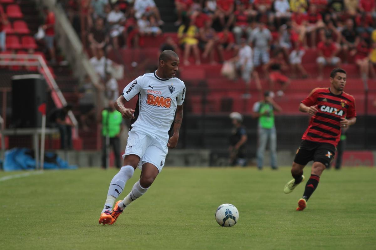 Com gols de Felipe Azevedo e Durval, Leo bateu o Galo pela 12 rodada da Srie A