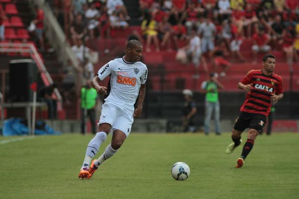 Com gols de Felipe Azevedo e Durval, Leo bateu o Galo pela 12 rodada da Srie A
