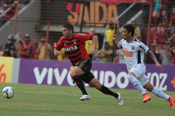 Com gols de Felipe Azevedo e Durval, Leo bateu o Galo pela 12 rodada da Srie A