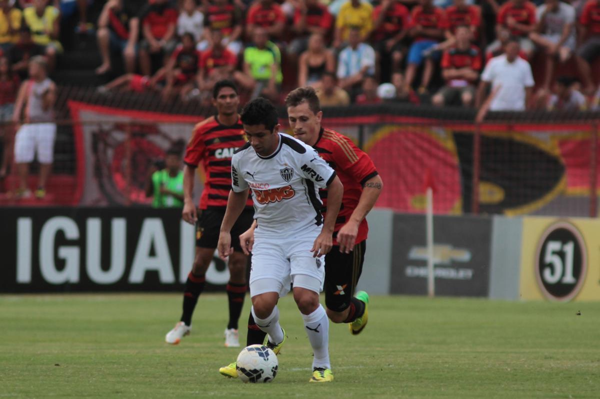 Com gols de Felipe Azevedo e Durval, Leo bateu o Galo pela 12 rodada da Srie A