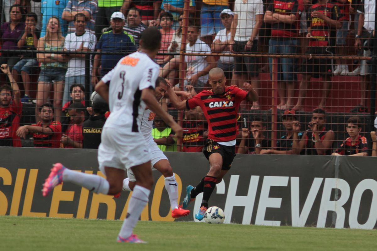 Com gols de Felipe Azevedo e Durval, Leo bateu o Galo pela 12 rodada da Srie A