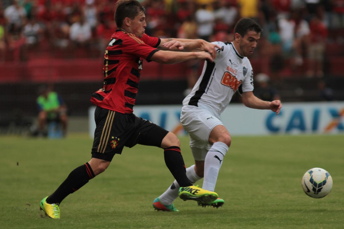 Com gols de Felipe Azevedo e Durval, Leo bateu o Galo pela 12 rodada da Srie A
