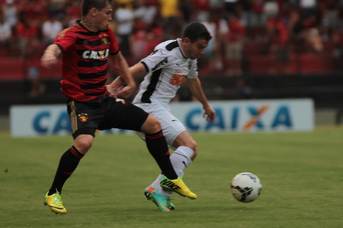 Com gols de Felipe Azevedo e Durval, Leo bateu o Galo pela 12 rodada da Srie A