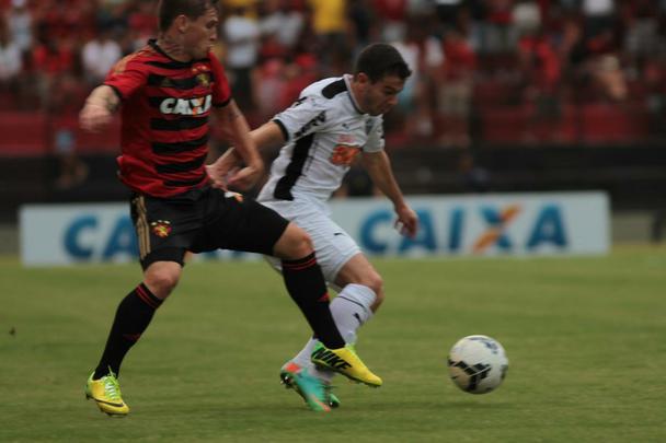 Com gols de Felipe Azevedo e Durval, Leo bateu o Galo pela 12 rodada da Srie A