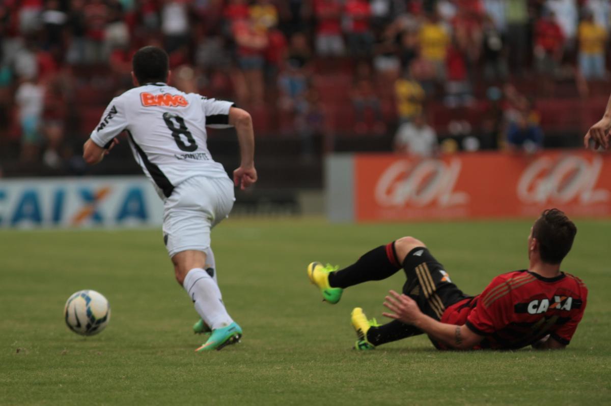 Com gols de Felipe Azevedo e Durval, Leo bateu o Galo pela 12 rodada da Srie A