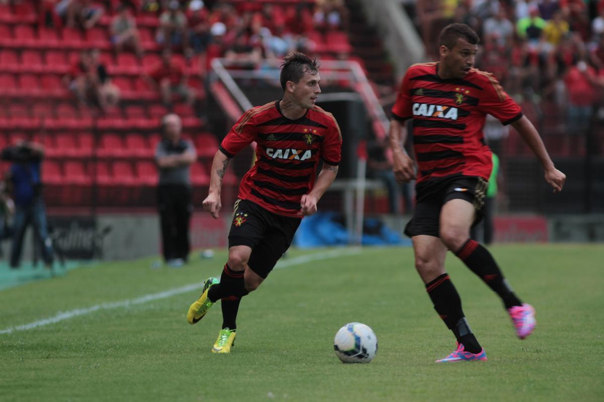 Com gols de Felipe Azevedo e Durval, Leo bateu o Galo pela 12 rodada da Srie A