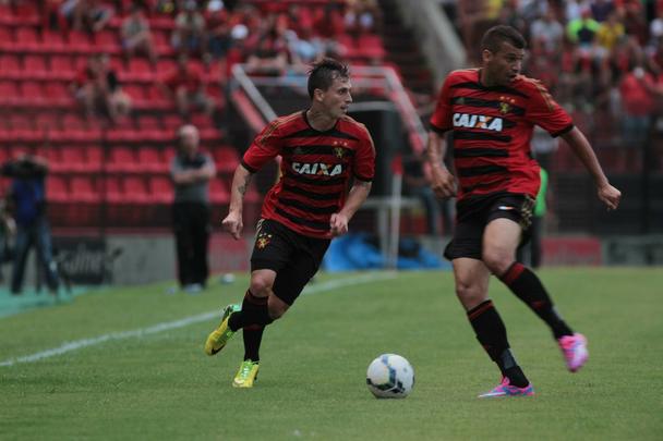 Com gols de Felipe Azevedo e Durval, Leo bateu o Galo pela 12 rodada da Srie A
