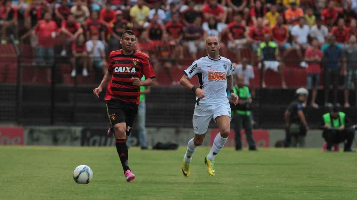 Com gols de Felipe Azevedo e Durval, Leo bateu o Galo pela 12 rodada da Srie A