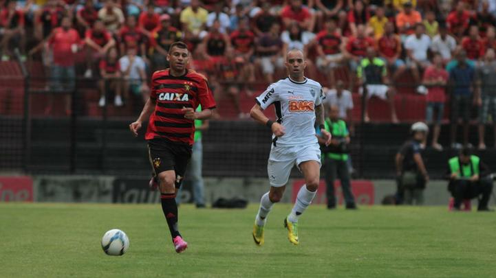 Com gols de Felipe Azevedo e Durval, Leo bateu o Galo pela 12 rodada da Srie A