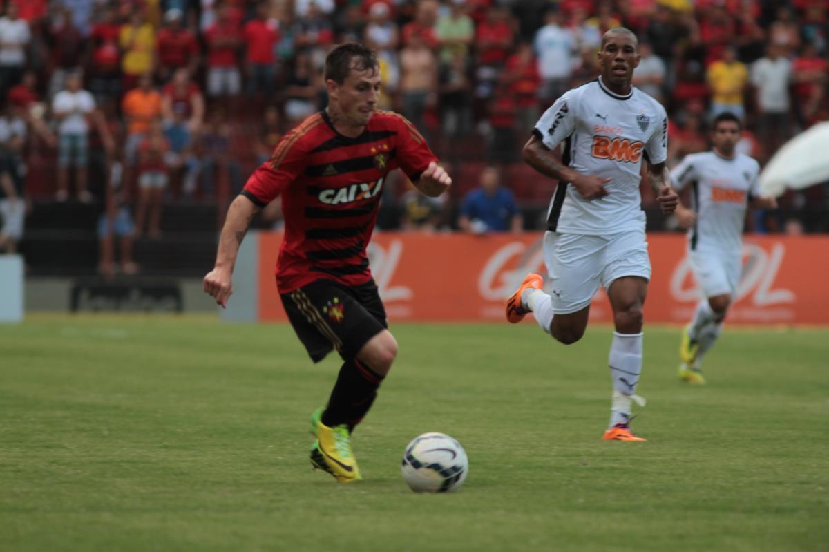Com gols de Felipe Azevedo e Durval, Leo bateu o Galo pela 12 rodada da Srie A