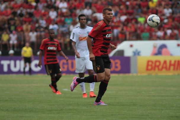 Com gols de Felipe Azevedo e Durval, Leo bateu o Galo pela 12 rodada da Srie A