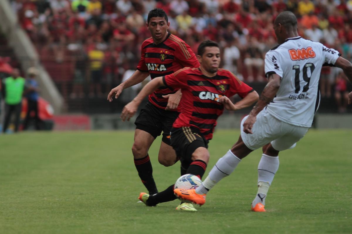 Com gols de Felipe Azevedo e Durval, Leo bateu o Galo pela 12 rodada da Srie A