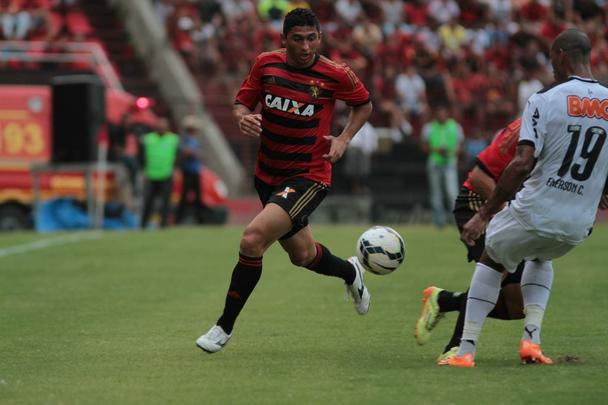 Com gols de Felipe Azevedo e Durval, Leo bateu o Galo pela 12 rodada da Srie A