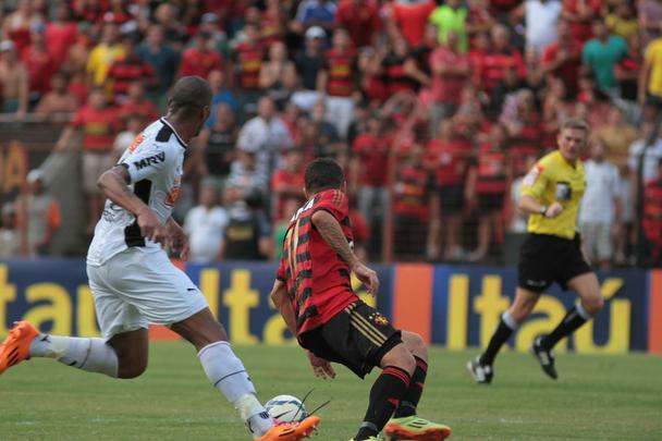 Com gols de Felipe Azevedo e Durval, Leo bateu o Galo pela 12 rodada da Srie A