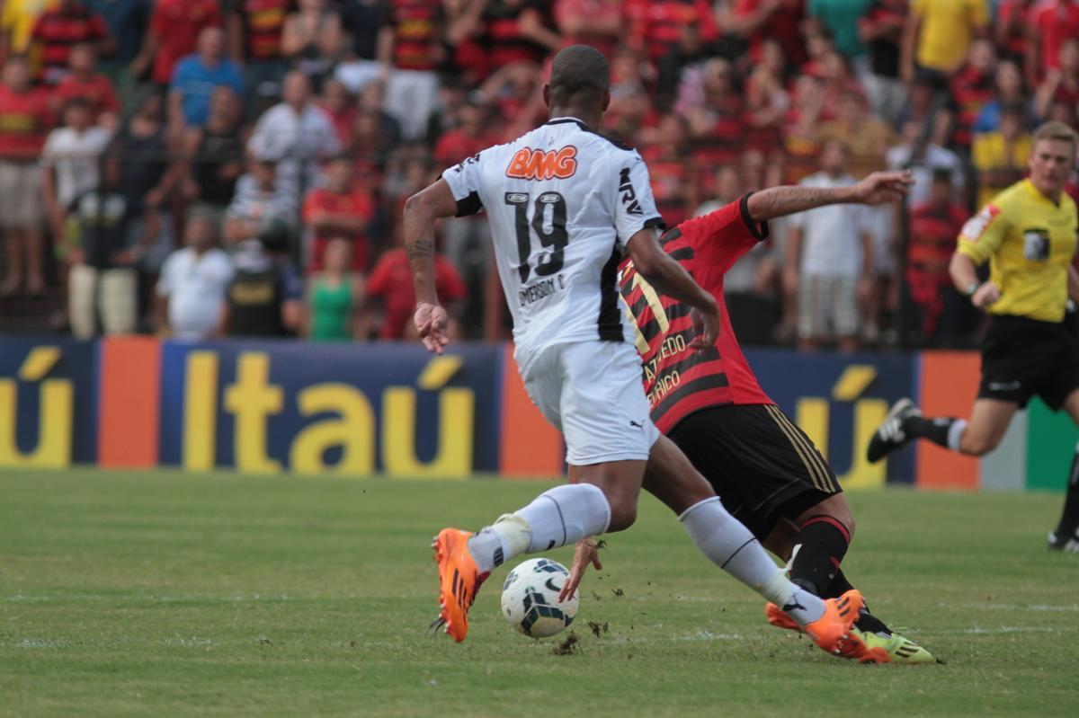Com gols de Felipe Azevedo e Durval, Leo bateu o Galo pela 12 rodada da Srie A