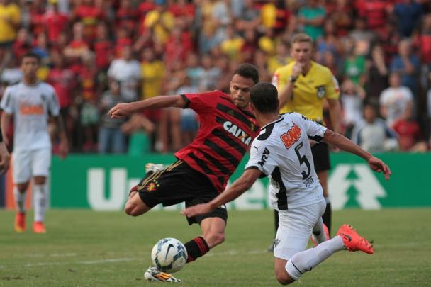 Com gols de Felipe Azevedo e Durval, Leo bateu o Galo pela 12 rodada da Srie A