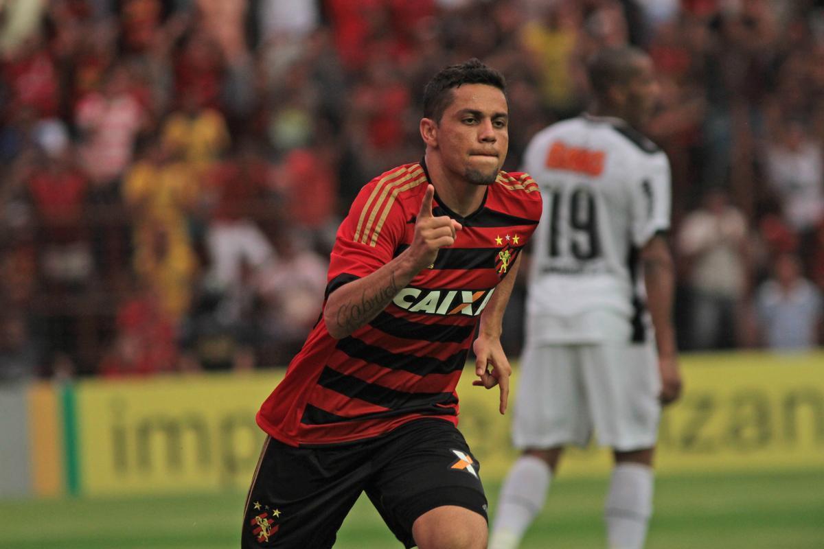 Com gol de Felipe Azevedo e Durval, Leo bateu o Galo pela 12 rodada da Srie A