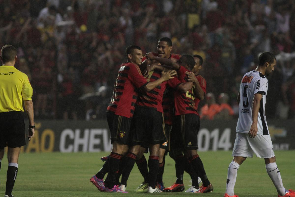 Com gol de Felipe Azevedo e Durval, Leo bateu o Galo pela 12 rodada da Srie A