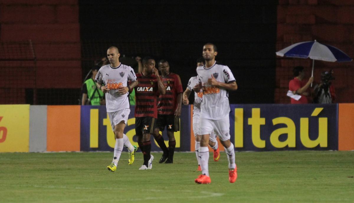 Com gol de Felipe Azevedo e Durval, Leo bateu o Galo pela 12 rodada da Srie A