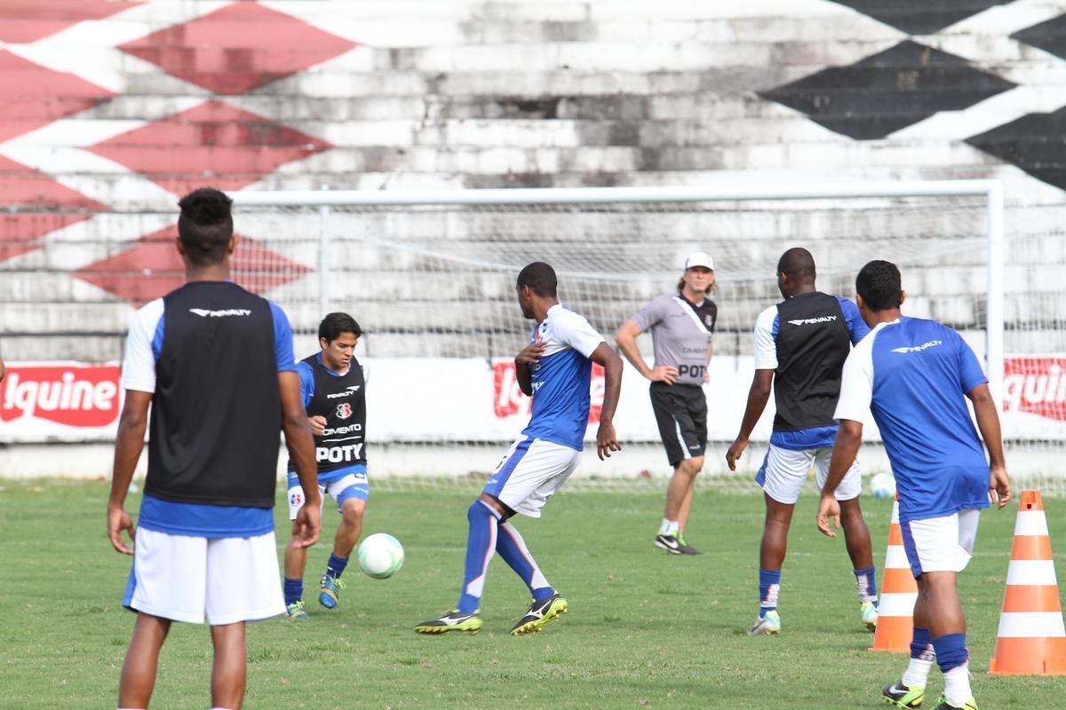 Srgio Guedes fez vrias mudanas no setor defensivo no treino desta quarta-feira (30/7)