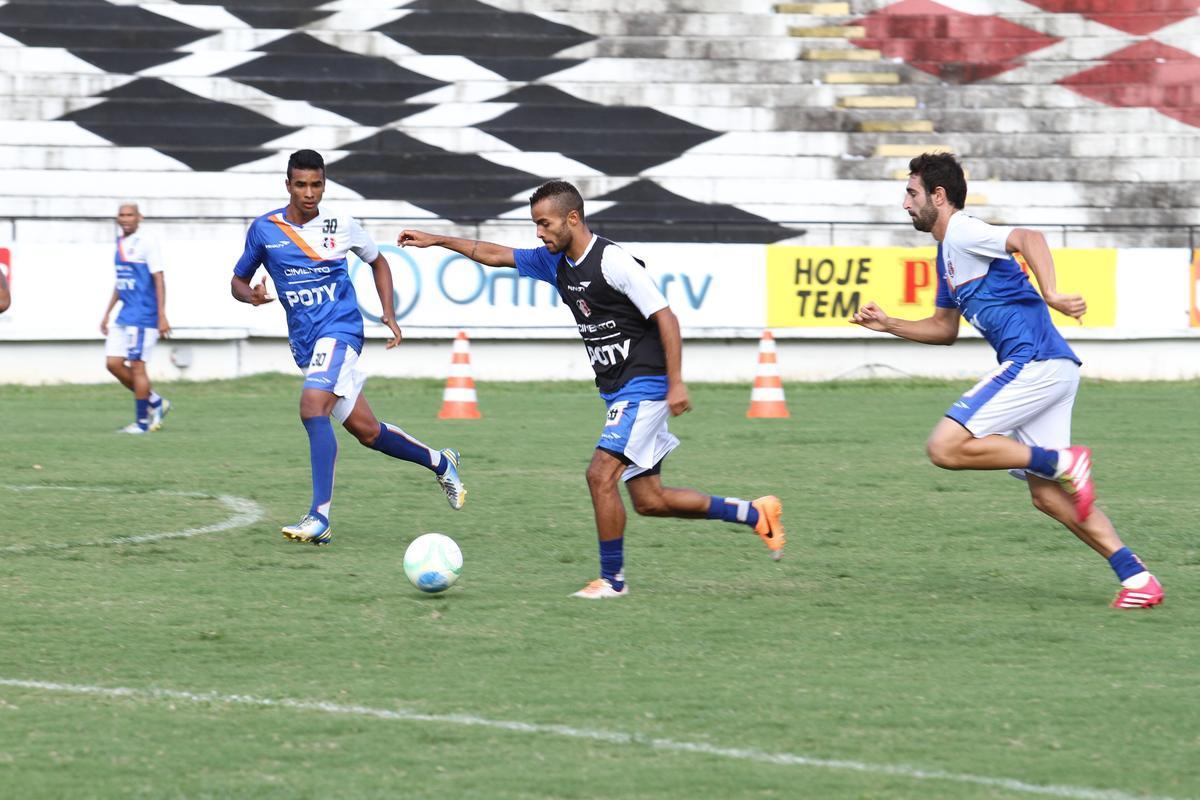 Srgio Guedes fez vrias mudanas no setor defensivo no treino desta quarta-feira (30/7)