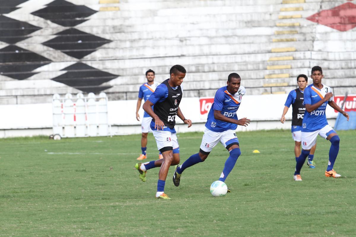 Srgio Guedes fez vrias mudanas no setor defensivo no treino desta quarta-feira (30/7)